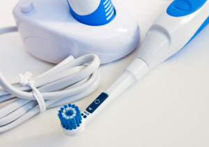 Wie oft eine elektrische Zahnbürste aufgeladen werden muss
