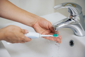 Reinigung der elektrischen Zahnbürste – Für die richtige Mundhygiene