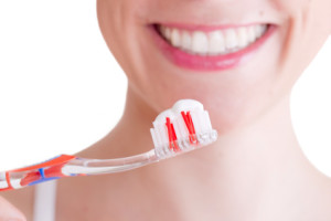 Machen spezielle Zahncremes die Zähne wirklich weißer?