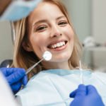Bei Zahnschmerzen trotz Corona zum Zahnarzt – geht das?