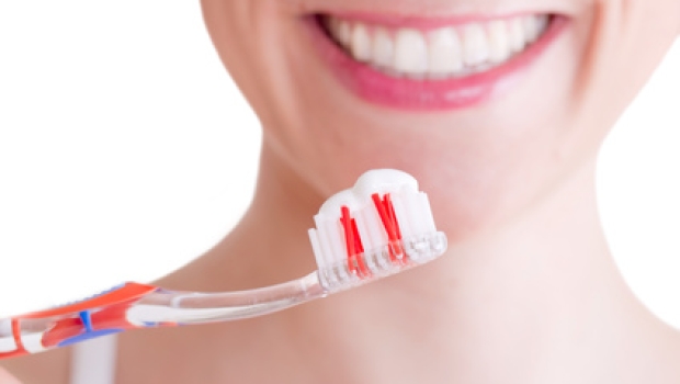 Machen spezielle Zahncremes die Zähne wirklich weißer?