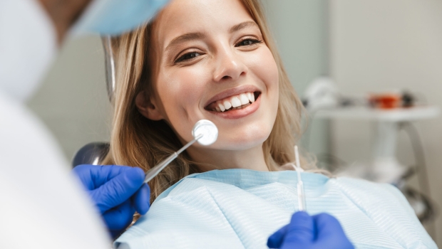 Bei Zahnschmerzen trotz Corona zum Zahnarzt – geht das?